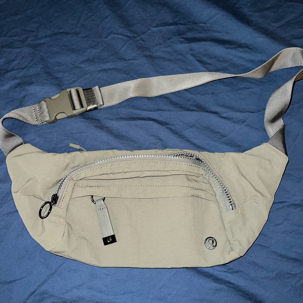 Lululemon on the beat belt bag 4.5L Grey Sage